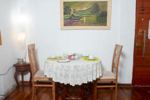 une table avec un chiffon de table blanc dans l'établissement Baños del. Inca, à Lima