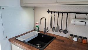 Kuchyňa alebo kuchynka v ubytovaní Apartmán Pálenica II