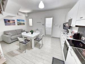 Η κουζίνα ή μικρή κουζίνα στο Villa Ivan Spiaggiabianca Deluxe - A 20 metri dal mare