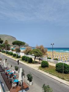 uitzicht op het strand vanaf het balkon van een resort bij Apartament Luna in Carini