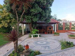 的住宿－Casa Grande，一个带长凳和树的花园以及一座建筑