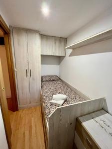 a small closet with a bench in the middle of it at Atuaire Home El Martinillo en pleno centro histórico de Burgos in Burgos