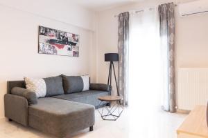 - un salon avec un canapé et une table dans l'établissement SKG Dream Residence, à Thessalonique