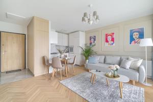 una sala de estar con un sofá y una mesa en Vilda Point, en Poznan