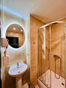 y baño con lavabo y ducha. en Side One Design Hotel Garni en Belgrado