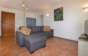 - un salon avec un canapé et une chaise dans l'établissement 3 Bedroom Nice Apartment In Bastelicaccia, à Bastelicaccia