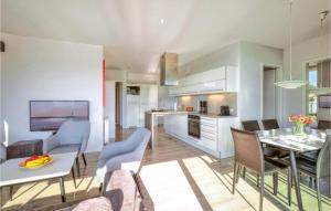 eine Küche und ein Esszimmer mit Tisch und Stühlen in der Unterkunft Passatvilla - Apartment 5 in Travemünde