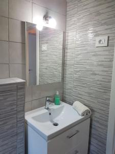 łazienka z białą umywalką i lustrem w obiekcie Ferienhaus Magdalena w Fažanie +37 zdjęć