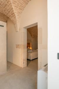 un dormitorio con una cama en una habitación en Palazzo Le Marangi, en Martina Franca