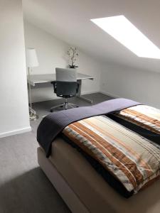sypialnia z łóżkiem z biurkiem i krzesłem w obiekcie 2 Zimmer im Loft style über 2 Etagen w mieście Kelheim