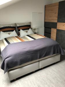 sypialnia z dużym łóżkiem w pokoju w obiekcie 2 Zimmer im Loft style über 2 Etagen w mieście Kelheim