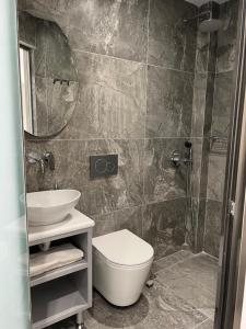W łazience znajduje się toaleta, umywalka i prysznic. w obiekcie Sofia Studios Town w mieście Naksos