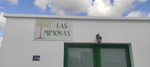 un bâtiment blanc avec un panneau sur son côté dans l'établissement Casa Julia, à Puerto del Carmen