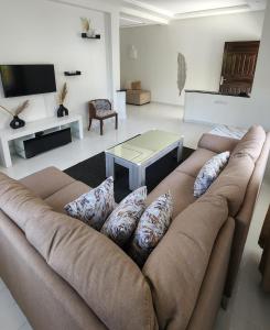 un soggiorno con divano e tavolo di Maison Sidi bouzid a Sidi Bouzid