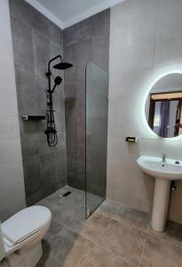y baño con ducha, aseo y lavamanos. en Maison Sidi bouzid en Sidi Bouzid