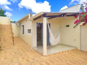 um pátio com uma rede de descanso pendurada numa casa em Chalé com ar condicionado e garagem em Alto Paraíso de Goiás