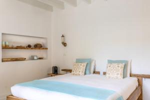 - une chambre avec un grand lit blanc et des oreillers bleus dans l'établissement B&B PETIT PRINCE, GENT, à Gand