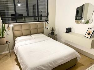 Un dormitorio con una gran cama blanca y una ventana en חדר סטודיו בסגנון נורדי en Sede Naẖum
