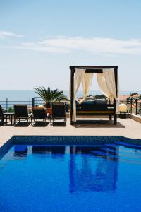 Bazén v ubytovaní Residence top location apt. 1 Marghareta with sea view alebo v jeho blízkosti