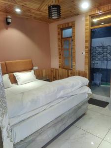 sypialnia z 2 dużymi łóżkami w pokoju w obiekcie Alpine Valley Homestay w mieście Shimla