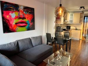 salon z kanapą i obrazem kobiety w obiekcie Casa de Holm w mieście Torrevieja