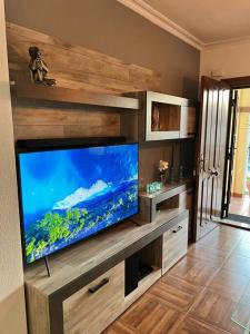 salon z dużym telewizorem z płaskim ekranem w obiekcie Casa de Holm w mieście Torrevieja