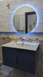 bagno con lavandino e specchio di Fantasea Villa - Mont Choisy a Mont Choisy