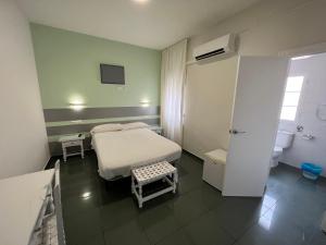 Habitación hospitalaria con cama y aseo en Hostal Venta Del Sol, en Baza