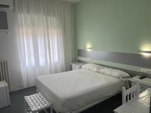 Postel nebo postele na pokoji v ubytování Hostal Venta Del Sol