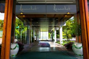Muka bangunan atau pintu masuk Hotel Hesselet