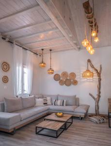 阿洛尼索斯島老城的住宿－Chora Suite，客厅配有沙发和桌子