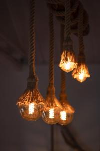 阿洛尼索斯島老城的住宿－Chora Suite，吊在天花板上的一组灯