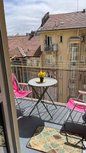 d'une terrasse avec une table et des chaises sur un balcon. dans l'établissement Ampio e luminoso bilocale, à Turin