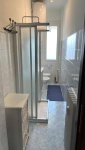 La salle de bains est pourvue d'une douche, d'un lavabo et de toilettes. dans l'établissement Ampio e luminoso bilocale, à Turin
