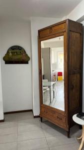 um espelho grande num quarto com uma mesa em Ampio e luminoso bilocale em Turim