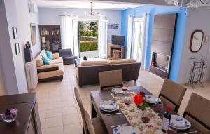 ein Wohnzimmer mit einem Tisch und einem Sofa in der Unterkunft Villa Angelina in Pesádha