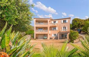 - une vue sur l'extérieur d'un immeuble avec des arbres dans l'établissement 3 Bedroom Nice Apartment In Bastelicaccia, à Bastelicaccia