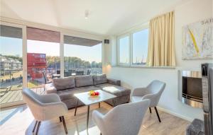 ein Wohnzimmer mit einer Couch und einem Tisch und Stühlen in der Unterkunft Passatvilla - Apartment 5 in Travemünde