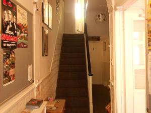 una escalera en una casa con escalera en Cromwell House, en Eastbourne