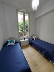 um quarto com duas camas e uma janela em DA me MAE em La Spezia
