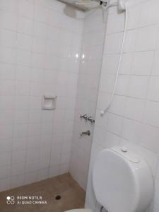 uma casa de banho com um WC e um chuveiro em 106 Apartamento moderno, en pleno centro, cerca de todo em Ciudad del Este