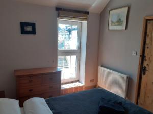 um quarto com uma cama e uma janela em Characterful Cottage near the Sea, Beach, Pier & Shops em Weston-super-Mare