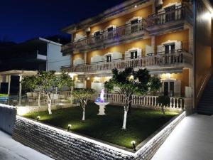 帕爾加的住宿－愛奧尼亞海濱瓦爾多斯酒店，一座建筑前面有喷泉