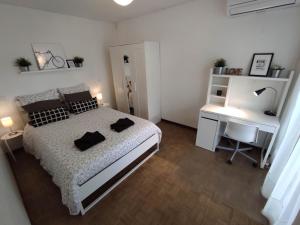 1 dormitorio con cama y escritorio. en Standing, 3 chambres, clim et garage priv proche Panier et Terrasses Port en Marsella