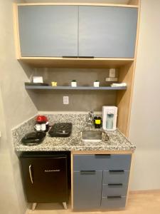 a kitchen with a sink and a counter top at Lindo Apartamento Em Frente Ao Metrô Brás ! in São Paulo