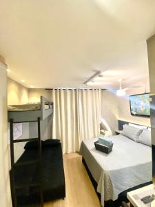 een slaapkamer met een bed en een stapelbed bij Lindo Apartamento Em Frente Ao Metrô Brás ! in Sao Paulo