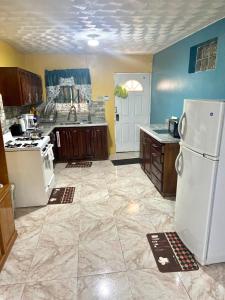 uma cozinha com um frigorífico branco num quarto em Murray's Cool Spot em Mandeville