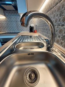 um lavatório com uma torneira numa cozinha em DA me MAE em La Spezia