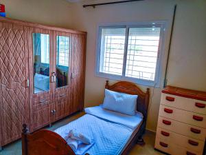 Dormitorio pequeño con cama y vestidor en Your new home, en Oujda
