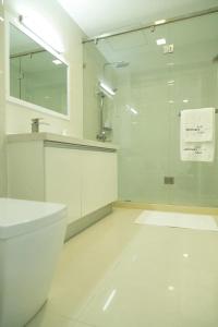 O baie la City Central Apartment in Kingston fully AC with Pool +13 fotografii